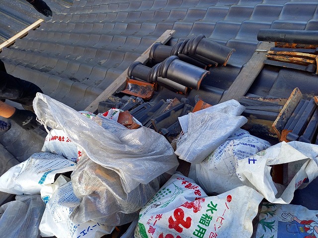 剥がした瓦と葺き土の一部です